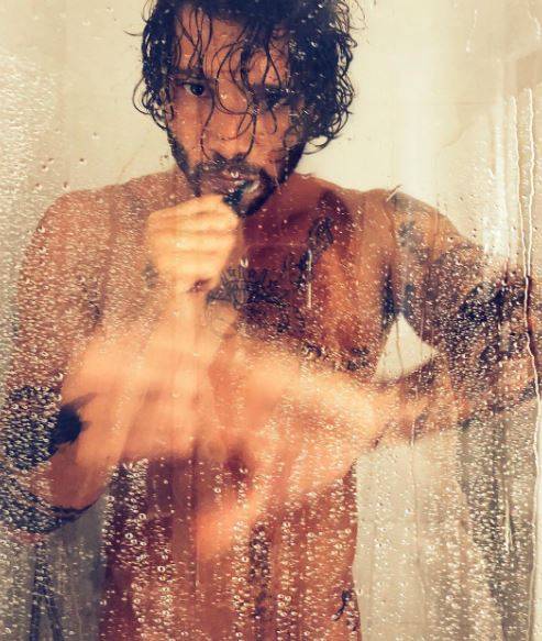 Stefano De Martino nudo sotto la doccia fa impazzire le fan