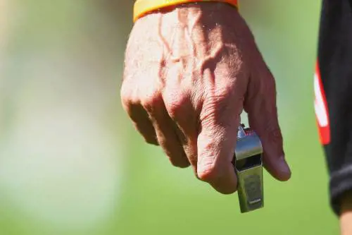 Stufo delle proteste dei calciatori. E l'arbitro abbandona la partita