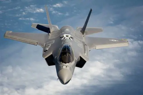 F-35, il governo si spacca. Trenta frena, Salvini: "Stop è un danno"