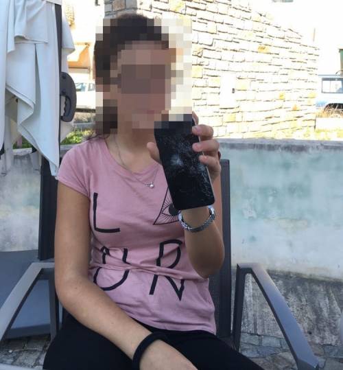 Rapina choc in pieno giorno: 12enne assalita alle spalle da un migrante