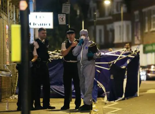 Orrore nella metro di Londra: accoltellate tre persone