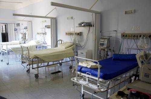 Siena, crolla controsoffitto all'ospedale: cinque feriti