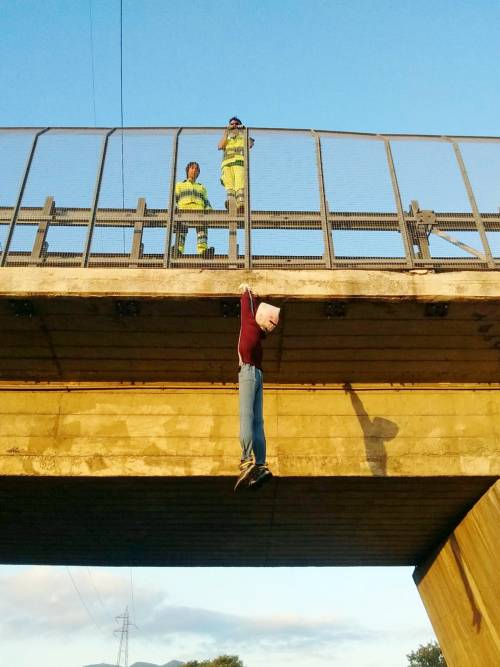 Appese manichino "per scherzo": denunciato 30enne ligure