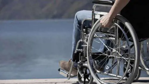 Disabile aggredisce vigili a colpi di stampella
