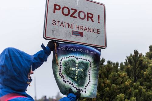 Dopo il rosario ai confini l'attacco del primate polacco: "Sospenderò a divinis i sacerdoti anti-migranti"