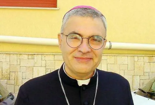 L'ex vescovo che si paga l'attico coi soldi per i bimbi malati