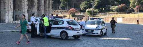 Colosseo, turista cinese aggredito e rapinato: in manette due algerini