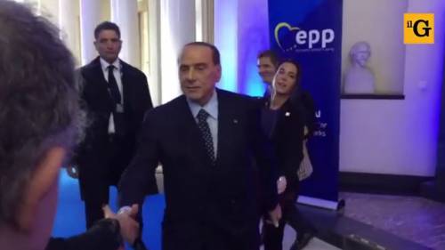 La gag di Berlusconi. Inciampa e scherza: "Colpa delle belle donne"