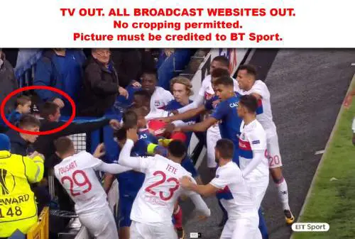 Rissa furibonda in Everton-Lione: un tifoso inglese colpisce il portiere Lopes