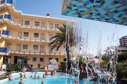Festini a base di sesso e droga nel residence dei migranti