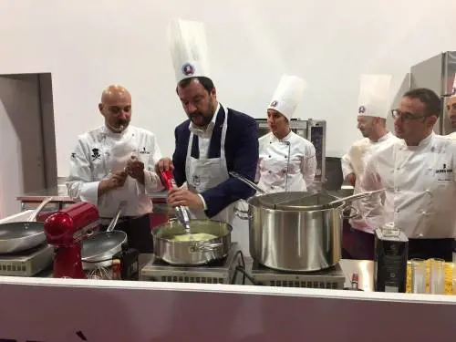 Salvini "chef" a Host  prepara un piatto etnico