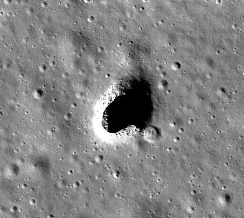Scoperta una grotta lunare