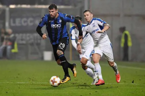 Un tifoso corregge Petagna sull'italiano: l'ex Milan gli risponde per le rime