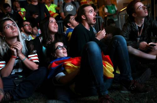 La Catalogna nel caos fa dietrofront sul voto e saluta l'autonomia
