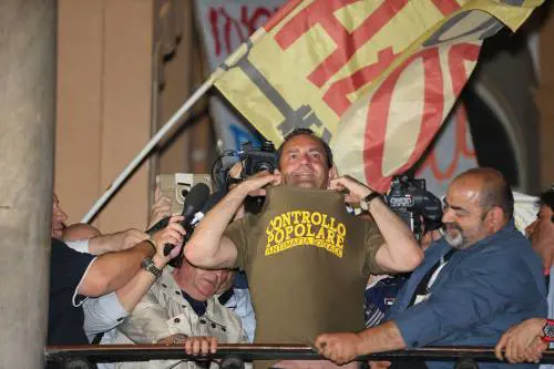 De Magistris va in cattedra e fa il prof di «okkupazioni»