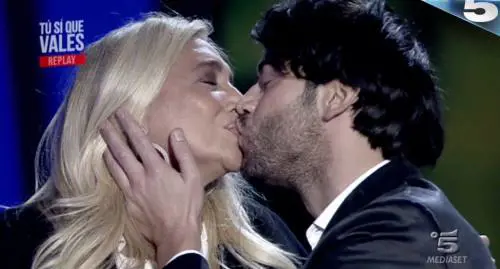 Tu si que vales, il bacio in studio. La Venier colta ancora di sorpresa