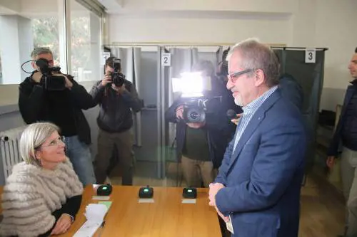 Si inceppa il voto elettronico: le "chiavette" frenano lo spoglio