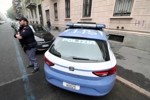 Milano, bimbo cade dal sesto piano: salvato da una tettoia