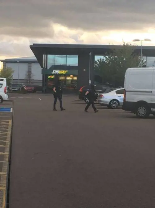 Gran Bretagna, ostaggi in un bowling: l'arrivo della polizia