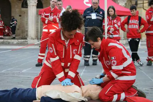 Latina, bimbo ingoia plastica: salvato da volontaria Croce rossa