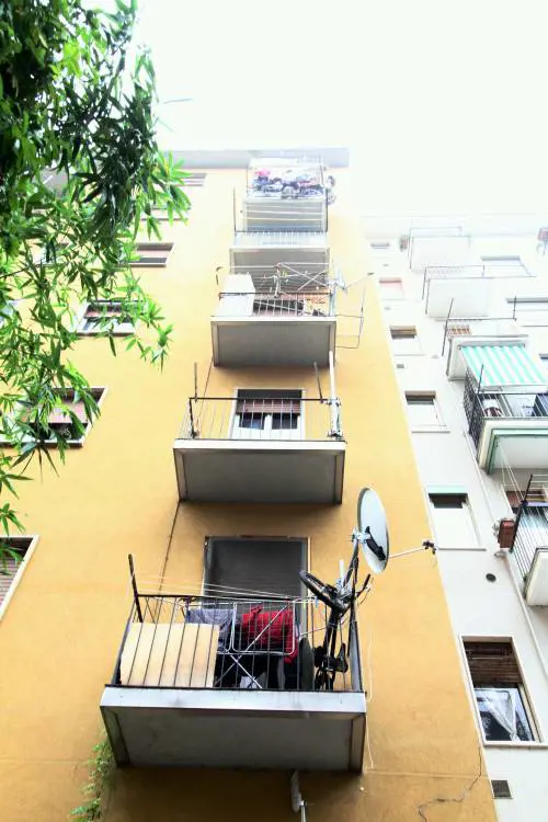 Cade dal settimo piano Bimbo di 4 anni salvato da una tettoia