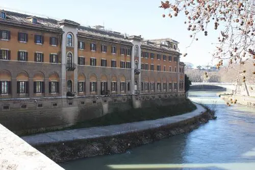 Roma, la moglie ha appena partorito: marito va in ospedale e si getta dal terrazzo
