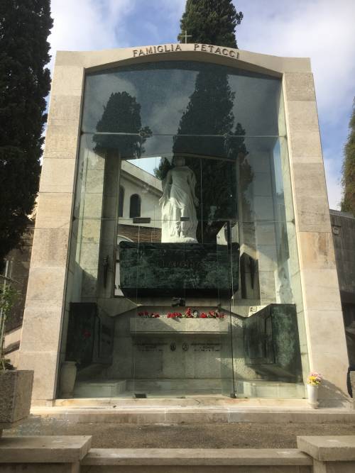 I "nostalgici" restaurano la tomba della Petacci 