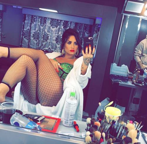 Demi Lovato hot in calze a rete