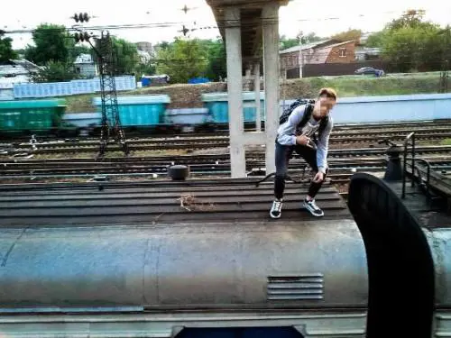 Train-surfing, la sfida mortale tra i giovani sui tetti del treno