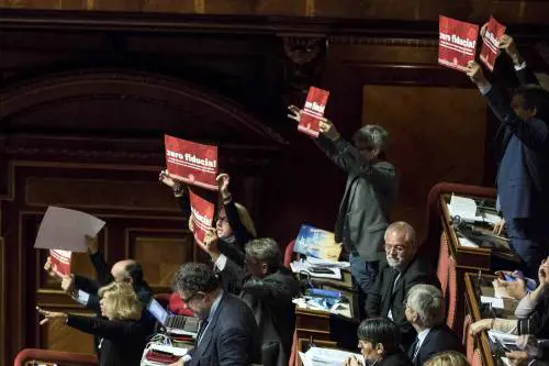 Cinque fiducie al Rosatellum tra il caos e le proteste