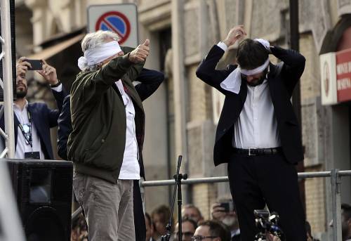 Al Pantheon protesta M5S contro il Rosatellum: c'è anche Grillo bendato