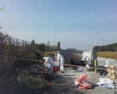 La maxi discarica di Roma: 110 tonnellate di rifiuti (c'è anche l'amianto)