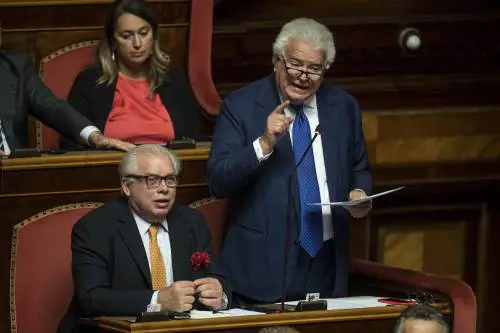 Verdini: "Siamo in maggioranza" E il M5S esce dall'Aula