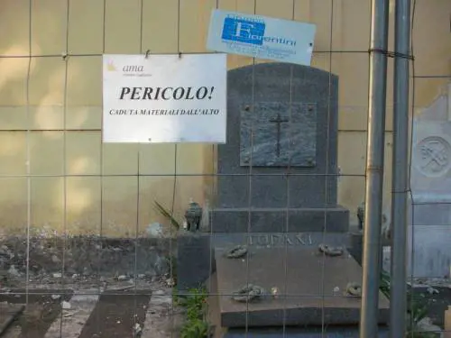 Degrado e furti tra le tombe: cimiteri capitolini saccheggiati e abbandonati
