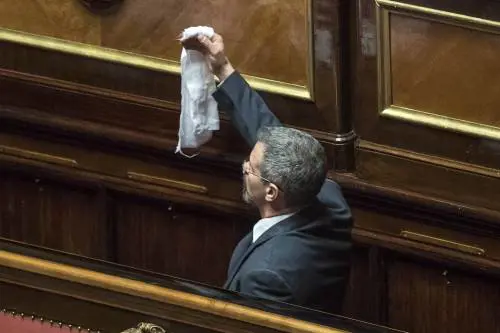 M5S al Colle: "Non firmi Rosatellum". Mattarella: "È mio dovere"