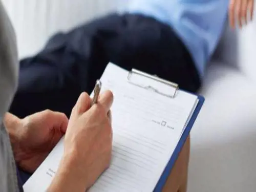 Noto psichiatra convince 13enne: "Sei gay" e abusa di lui