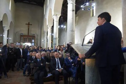 Pur di raccattare qualche voto Renzi fa i comizi pure in chiesa