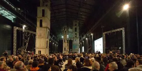 Non solo auditorium: le orchestre invadono i musei e gli hangar