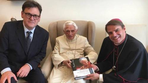 Preoccupazione per Ratzinger: spunta una foto con l'occhio nero