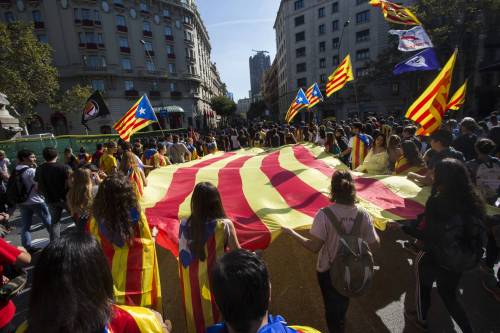 La Catalogna dichiara l'indipendenza. Rajoy: "Spagnoli state tranquilli"