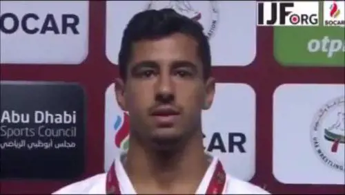 Atleta vince l'oro ad Abu Dhabi ma la cerimonia lo boicotta