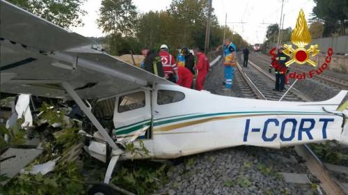 Roma, aereo ultraleggero precipita sui binari dell'alta velocità