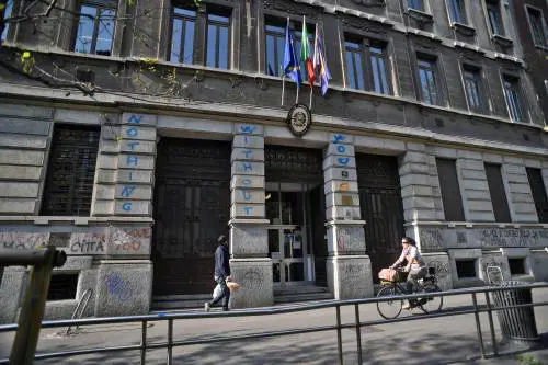 L'ascensore è rotto, disabili in classe in braccio ai docenti