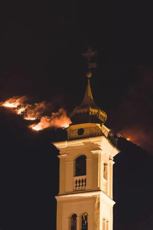È allarme incendi in Piemonte: la paura tra sfollati e sgomberi