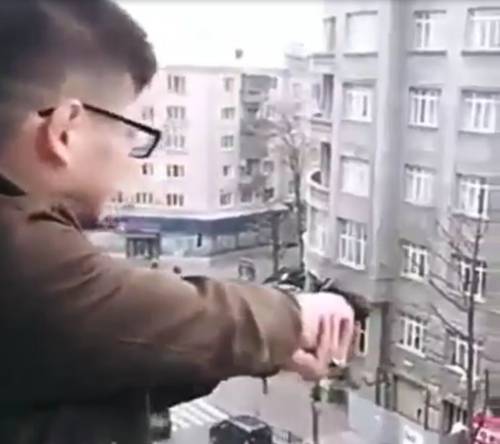 Ucraina, spara sui passanti e ride. Poi posta il video sui social