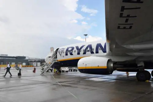 Ha un attacco d'asma, passeggero salta dall'aereo in pista