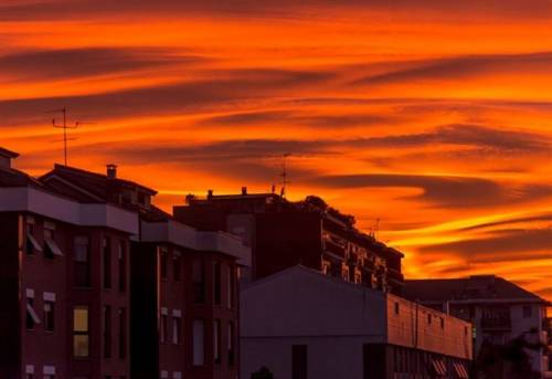 Milano, ecco il motivo del  tramonto rosso e rosa