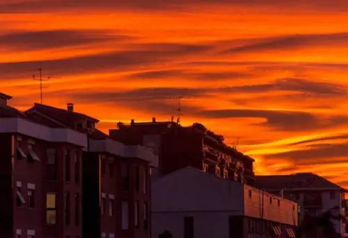 Milano, ecco il motivo del  tramonto rosso e rosa