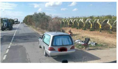 Puglia, il carro funebre si ferma a bordo strada dalle prostitute