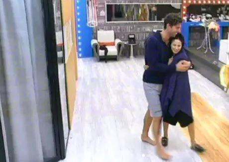 Gf Vip, Giulia frena Ignazio: "Controllati, Cecilia è fidanzata"